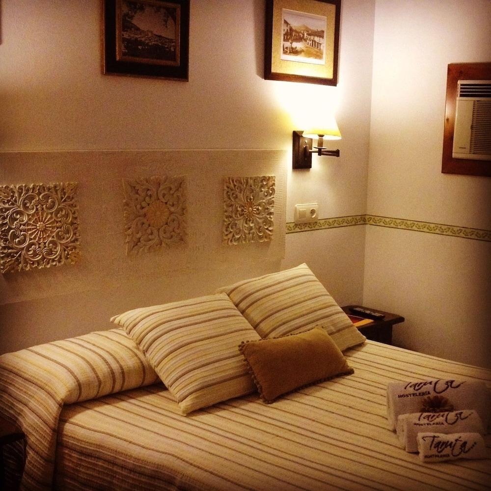 Hostal Alba Taruta Guadalupe  Eksteriør bilde